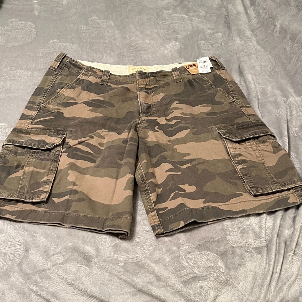 New Mens size 38 W HOLLISTER Camouflage Cargo Shorts.